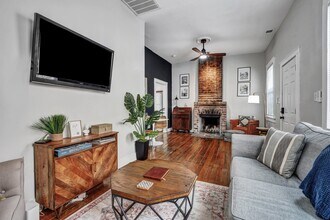 305 W Waldburg Ln in Savannah, GA - Building Photo - Building Photo