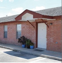 Valencia Apartments in Harlingen, TX - Foto de edificio - Building Photo