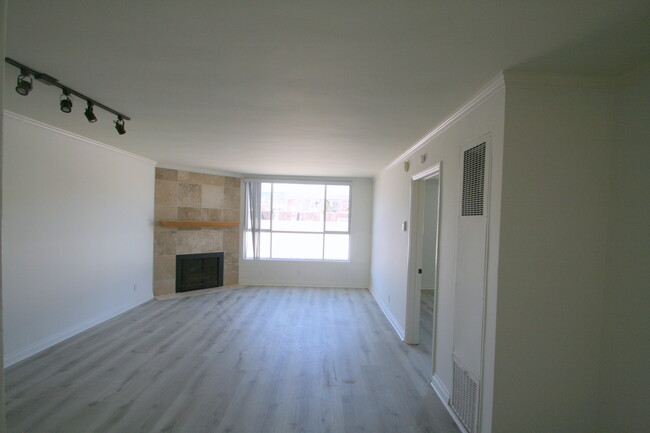 826 2nd St, Unit 303 in Santa Monica, CA - Foto de edificio - Building Photo