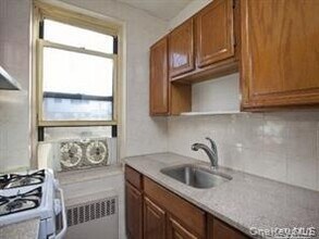 70-19 Park Dr E in Queens, NY - Building Photo - Building Photo