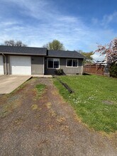 370 11th St in Lebanon, OR - Building Photo - Building Photo