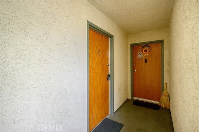 16226 Vanowen St-Unit -207 in Los Angeles, CA - Foto de edificio - Building Photo