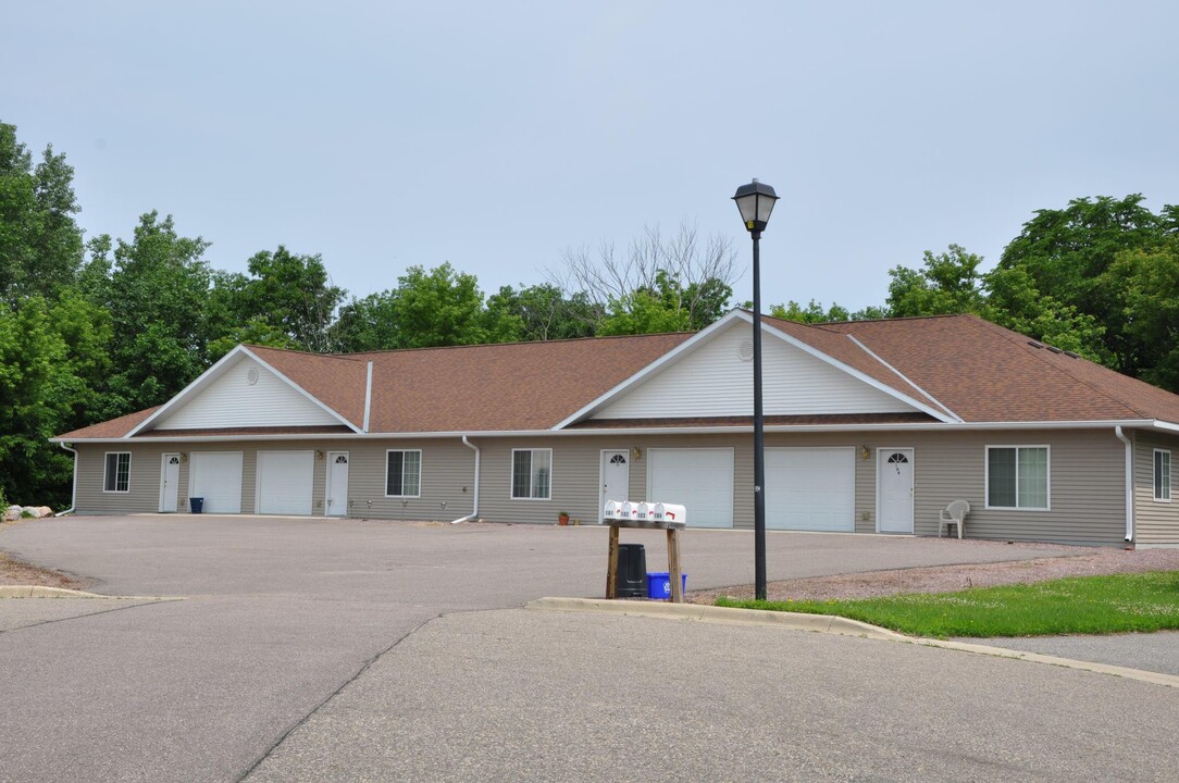 22 Edgewood Ct in North Mankato, MN - Building Photo