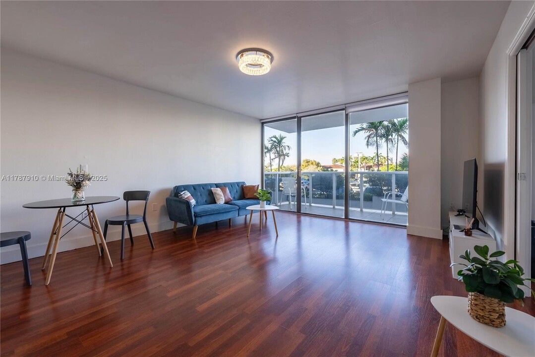 3675 N Country Club Dr in Aventura, FL - Building Photo