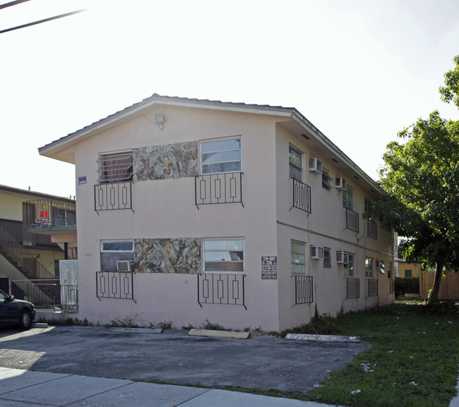1070 SW 5th St in Miami, FL - Foto de edificio - Building Photo