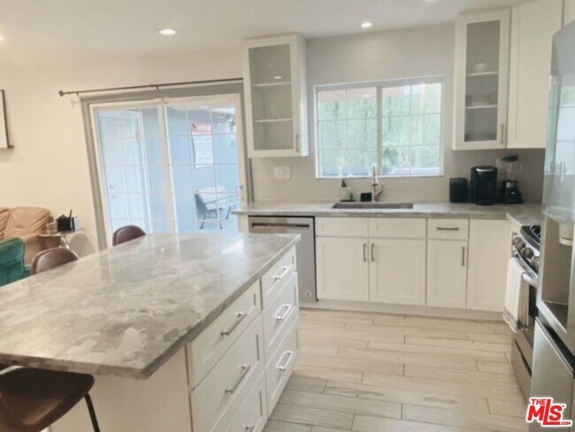 22937 Wyandotte St in Los Angeles, CA - Building Photo - Building Photo