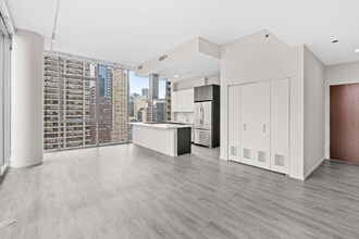 34 E Huron St in Chicago, IL - Foto de edificio - Building Photo