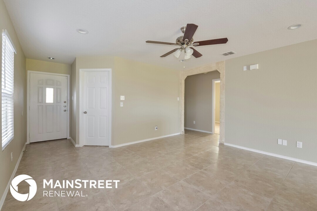 9318 Maple Silver in San Antonio, TX - Building Photo