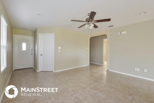 9318 Maple Silver in San Antonio, TX - Building Photo - Building Photo
