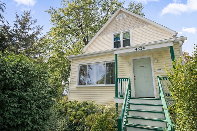 4634 N Kennicott Ave