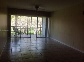 1921 Woolbright Rd in Boynton Beach, FL - Foto de edificio - Building Photo