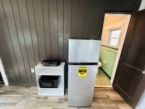 8010 SE US Hwy 301 in Hawthorne, FL - Foto de edificio - Building Photo