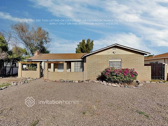 property at 2532 E Clarendon Ave