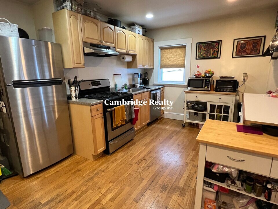 28 Cherry St, Unit 1R in Somerville, MA - Foto de edificio