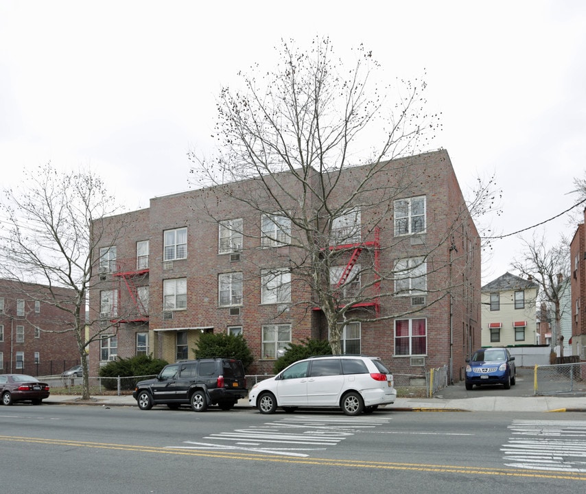 4303 Baychester Ave in Bronx, NY - Building Photo