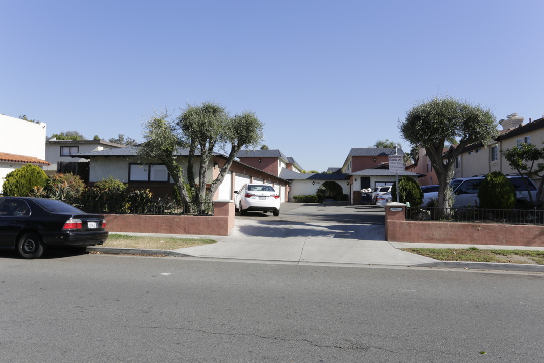 17542 Van Buren St in Huntington Beach, CA - Foto de edificio