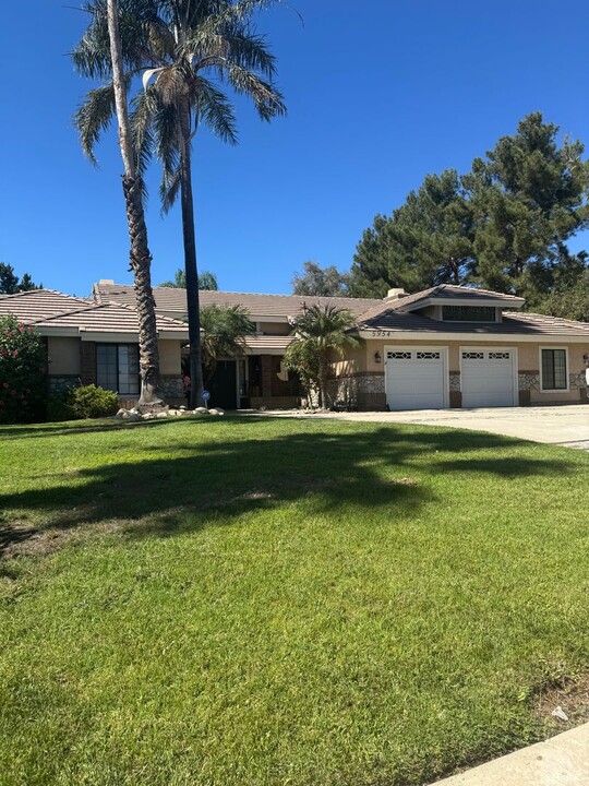 5954 Etiwanda Ave in Rancho Cucamonga, CA - Foto de edificio