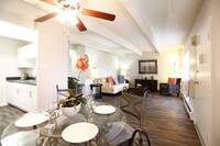2BR, 1BA - 890 SF - Monaco South Apartamentos in Denver, Colorado