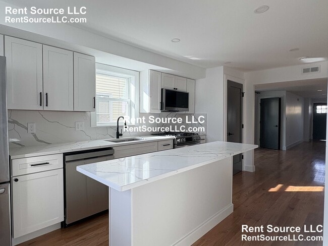 52 Cotting St, Unit 1 in Medford, MA - Building Photo - Building Photo