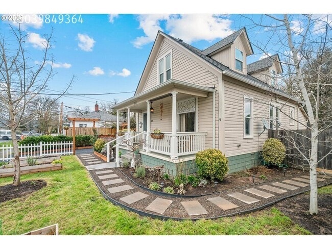 310 N School St in Newberg, OR - Building Photo - Building Photo