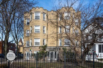 2720 W Logan Blvd, Unit 1 in Chicago, IL - Building Photo - Building Photo