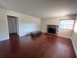 1120 Amberwood Rd in Sacramento, CA - Building Photo - Building Photo