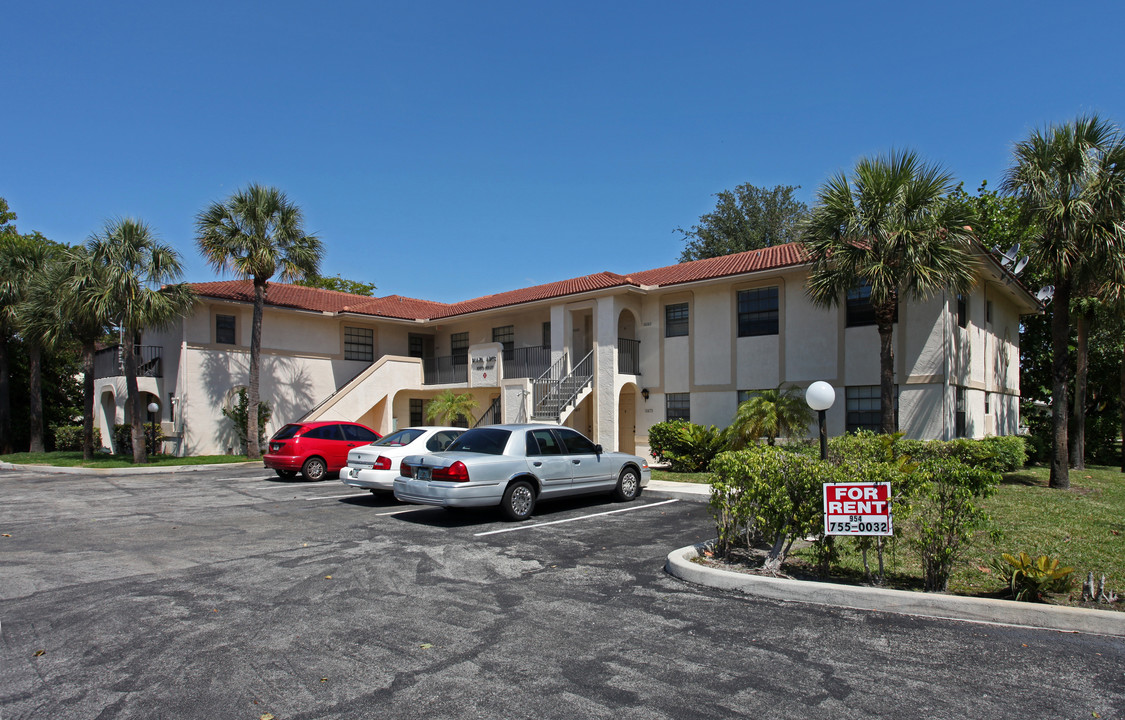 Plaza Apartments in Coral Springs, FL - Building Photo