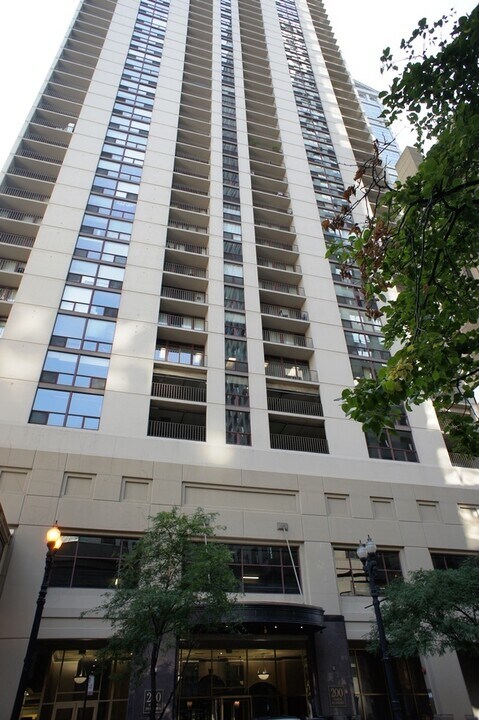 200 N Dearborn St, Unit 3708 in Chicago, IL - Building Photo