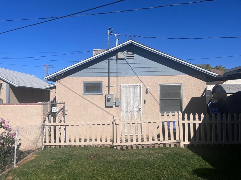 44515 Cedar Ave in Lancaster, CA - Building Photo