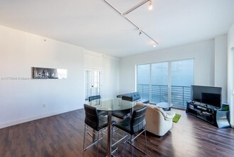234 NE 3rd St, Unit 1502 in Miami, FL - Foto de edificio - Building Photo