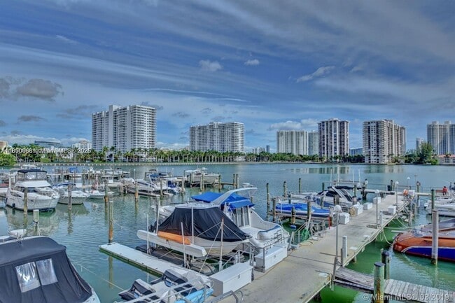 18031 Biscayne Blvd in Aventura, FL - Building Photo - Building Photo