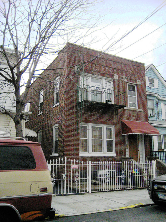 35-33 101st St in Corona, NY - Building Photo