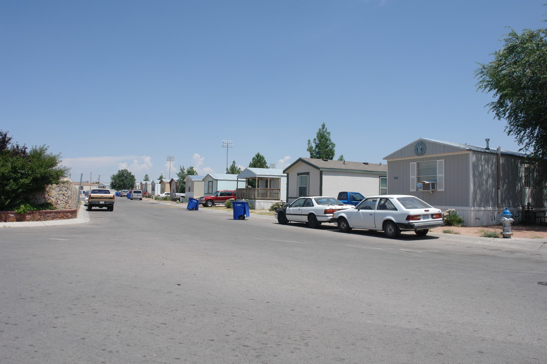 Los Pinos Mobile Home Park in El Paso, TX - Foto de edificio