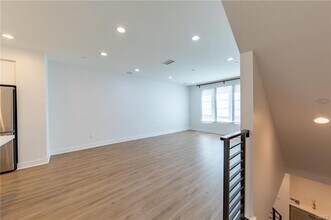 10736 Bloomfield St in Toluca Lake, CA - Building Photo - Building Photo