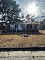 305 Rhode Island Ave in Elizabeth City, NC - Building Photo