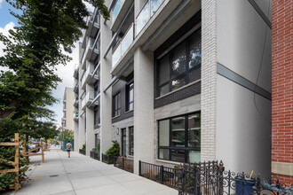 Verona Condominium in Long Island City, NY - Building Photo - Building Photo