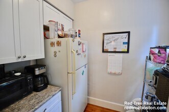 43 Woodlawn St in Dedham, MA - Foto de edificio - Building Photo