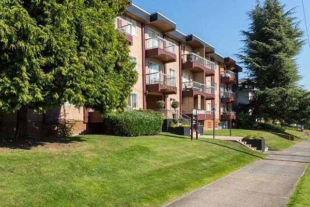 The Terraces on Tenth in New Westminster, BC - Building Photo