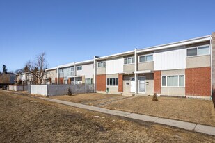 406 Garry Cres NE in Calgary, AB - Building Photo