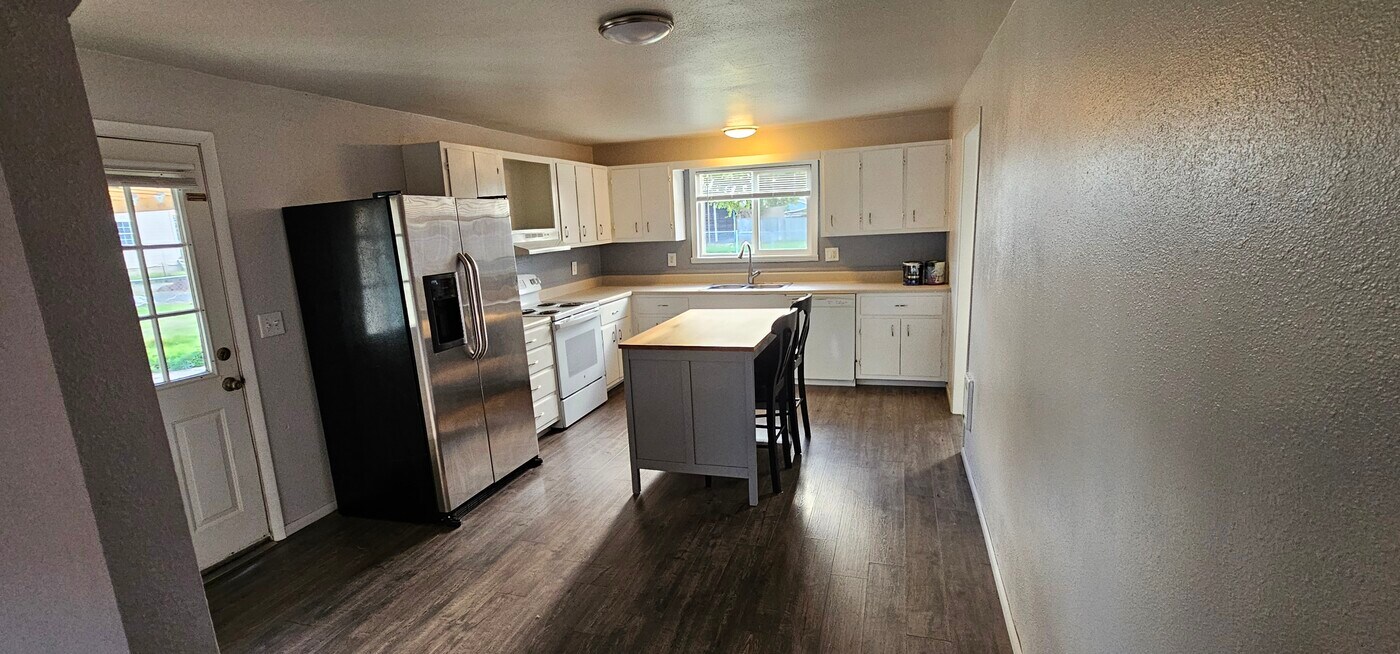 1037 SW Cascade Ave in Chehalis, WA - Building Photo