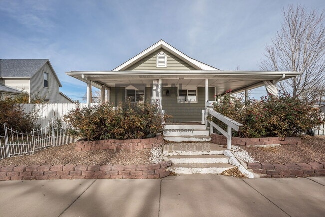 property at 903 W 15th St