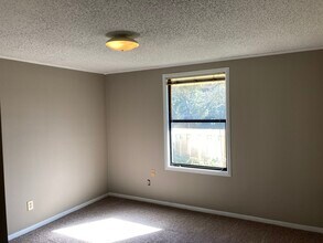 5097 Castlewood Way in Hamilton, OH - Building Photo - Building Photo