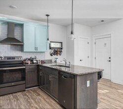 7922 Shore Dr, Unit 306 in Norfolk, VA - Foto de edificio - Building Photo