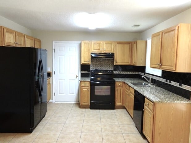 120 Lake Linden Dr in Bluffton, SC - Foto de edificio - Building Photo