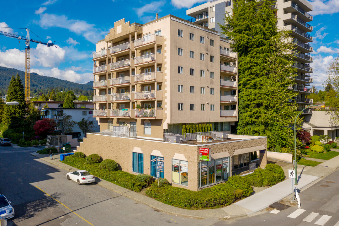 134-140 E 15th St in North Vancouver, BC - Building Photo