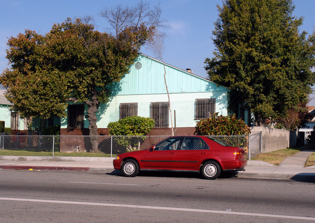 557-561 W Arbor Vitae St in Inglewood, CA - Foto de edificio - Building Photo