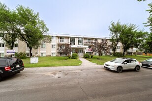 River Heights Apartments in Edmonton, AB - Building Photo