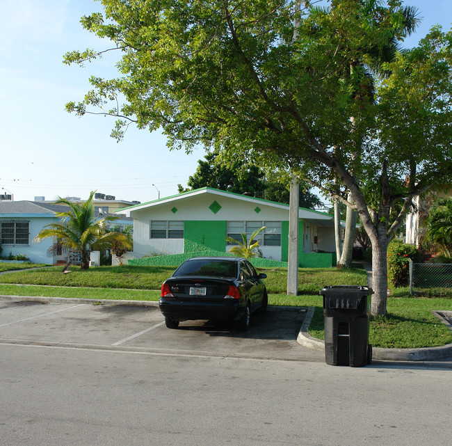 1930 NE 168th St in Miami, FL - Foto de edificio - Building Photo