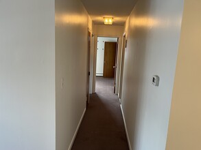 2 Thompson Rd, Unit B in Manchester, CT - Building Photo - Building Photo