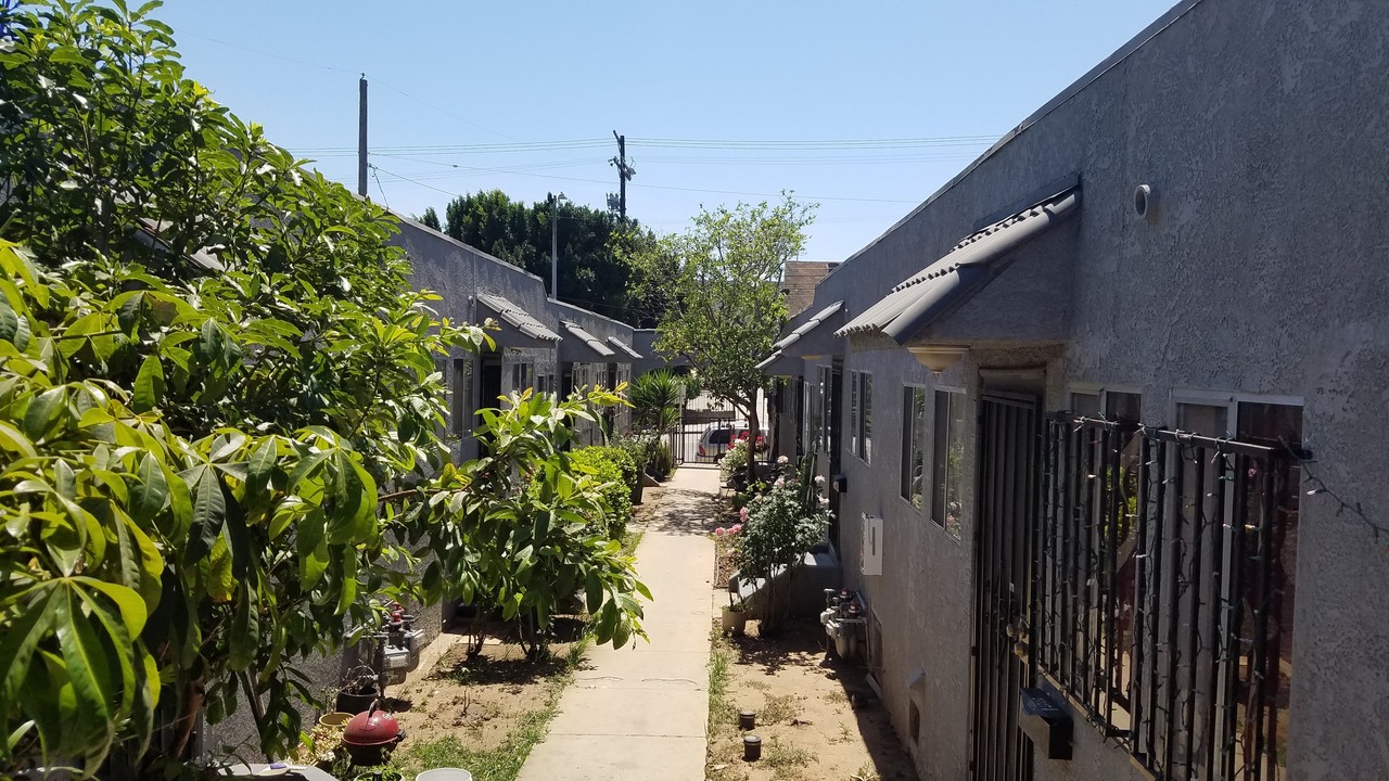 2727 E 4th St in Los Angeles, CA - Building Photo